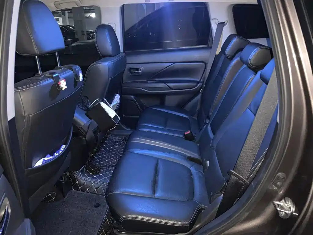 Photo 13 - Mitsubishi Outlander
