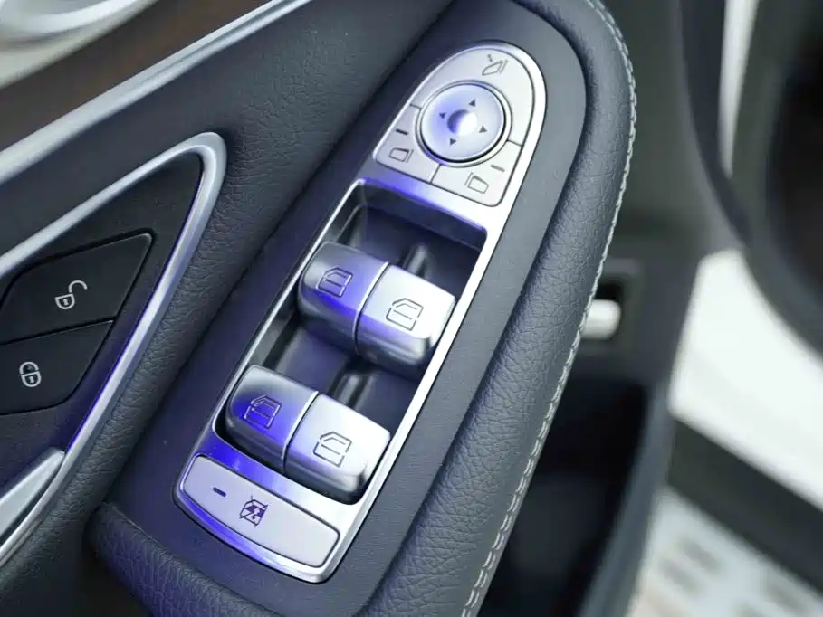 Photo 10 - Mercedes-Benz GLC