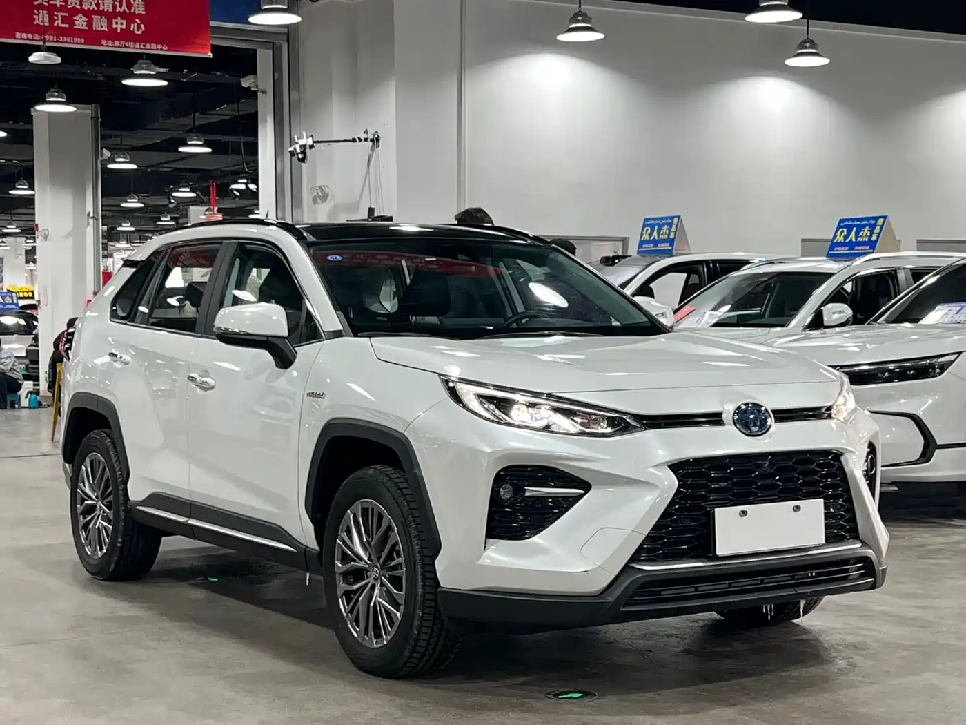Toyota Wildlander 2023 Hybrid 2.5L E-CVT AWD Premium Edition фото 2