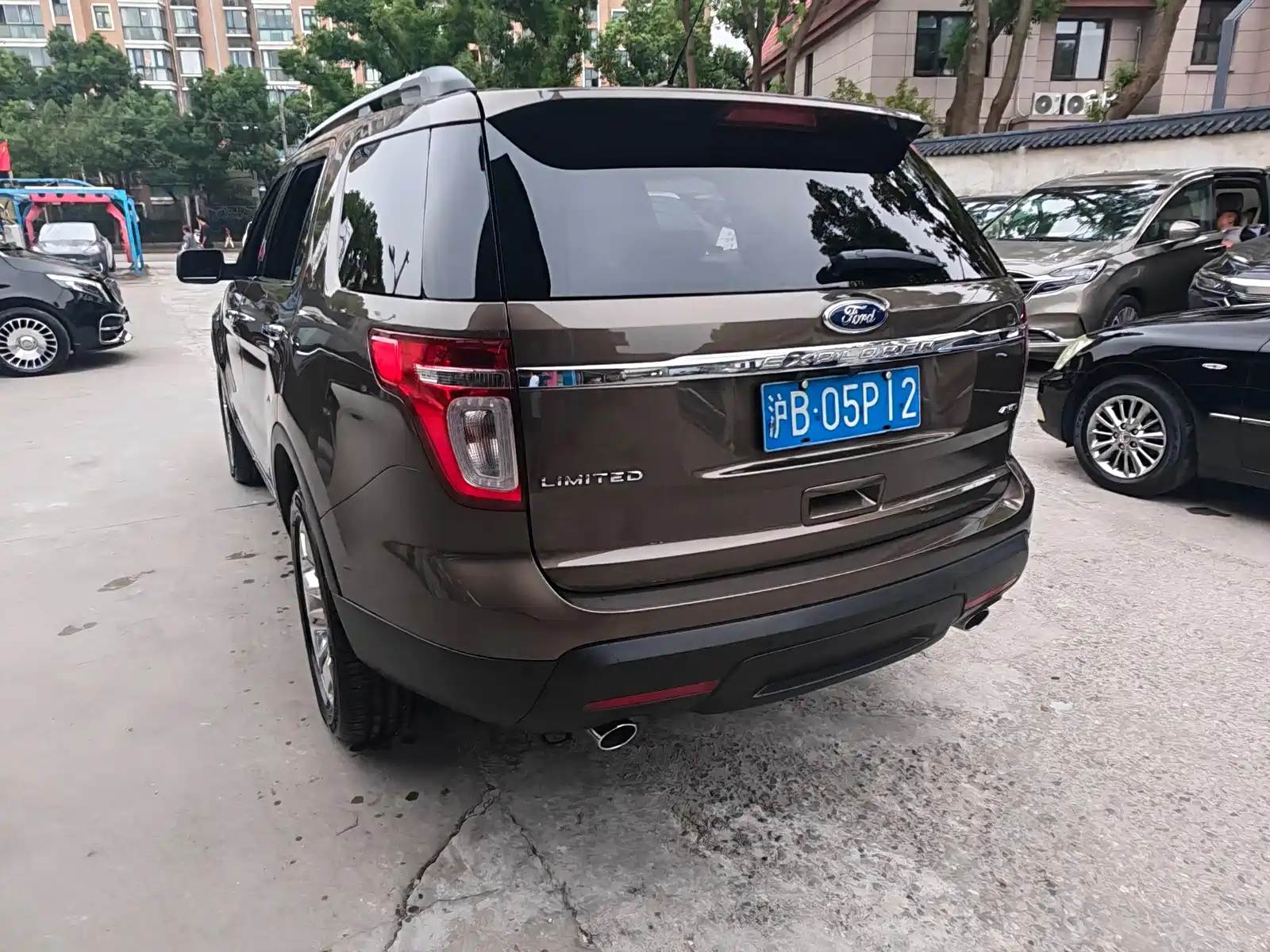 Photo 4 - Ford Explorer (Import)