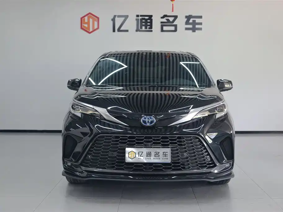 Toyota Granvia 2023 2.5L Hybrid VIP Edition фото 2