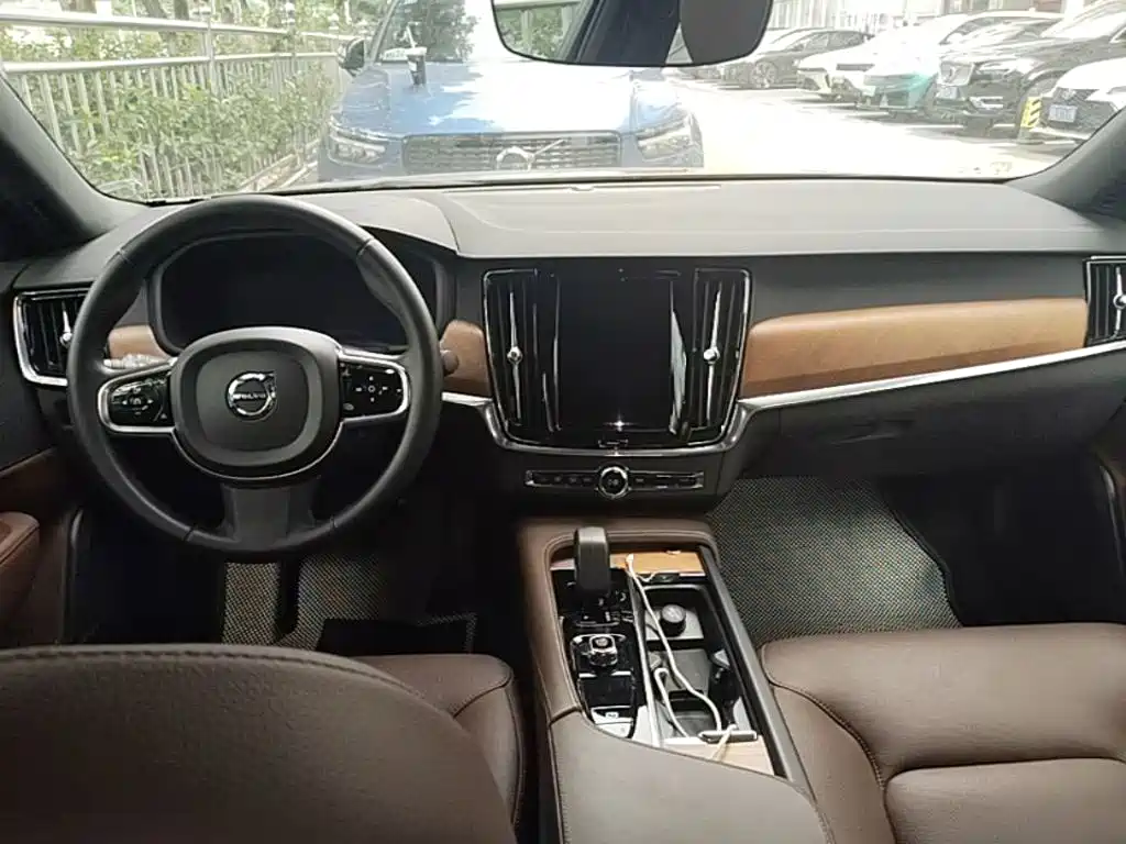 Volvo S90 2025 2024 B5 Momentum Luxury Edition