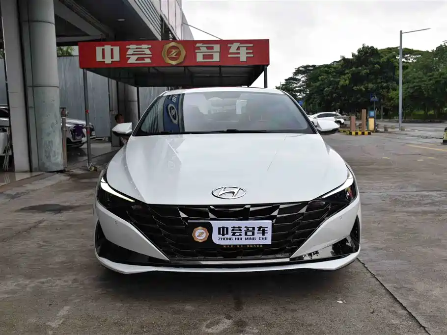 Hyundai Elantra 2021 1.5L CVT LUX Premium Edition фото 2