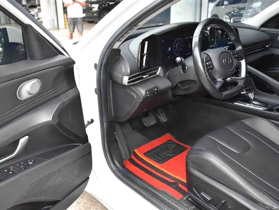 Hyundai Elantra 2021 1.5L CVT LUX Premium Edition фото 9