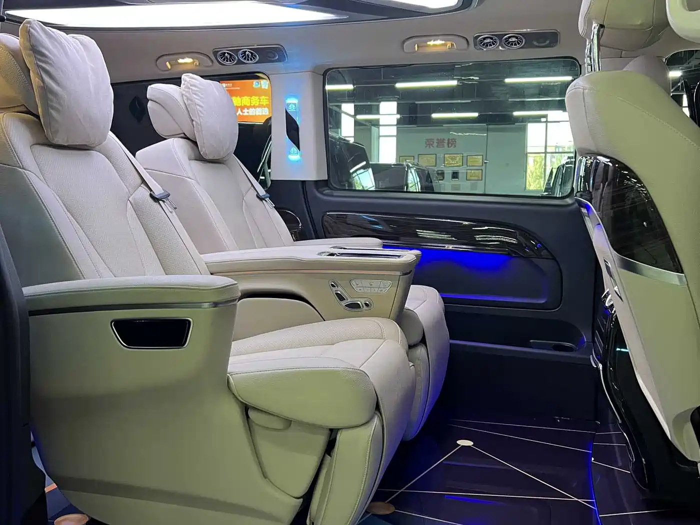 Mercedes-Benz Vito 2023 2.0T Elite 7-Seater фото 8
