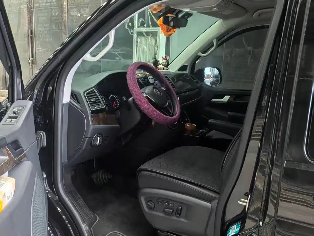 Photo 6 - Volkswagen Multivan