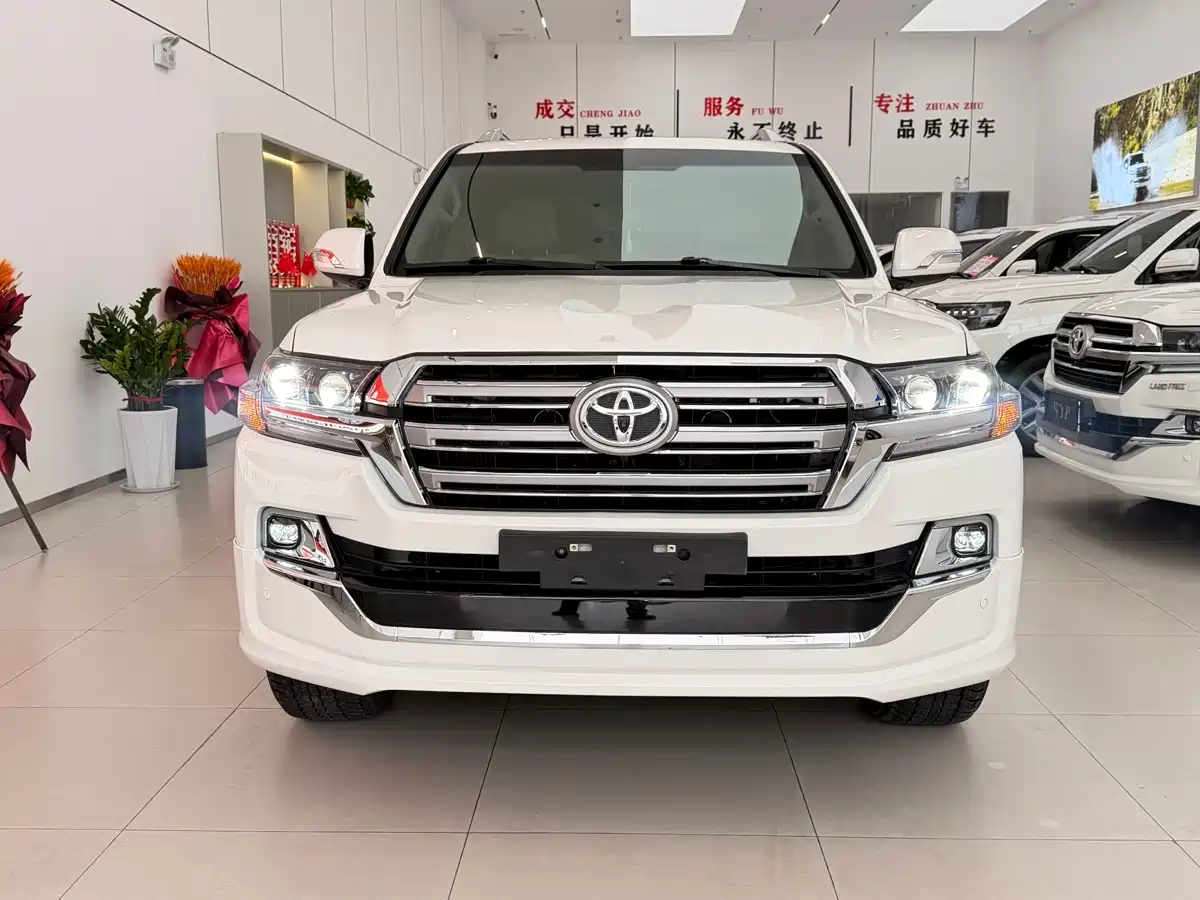 Toyota Land Cruiser (Import) 2015 4.0L V6 Middle East Low Configuration Edition фото 2