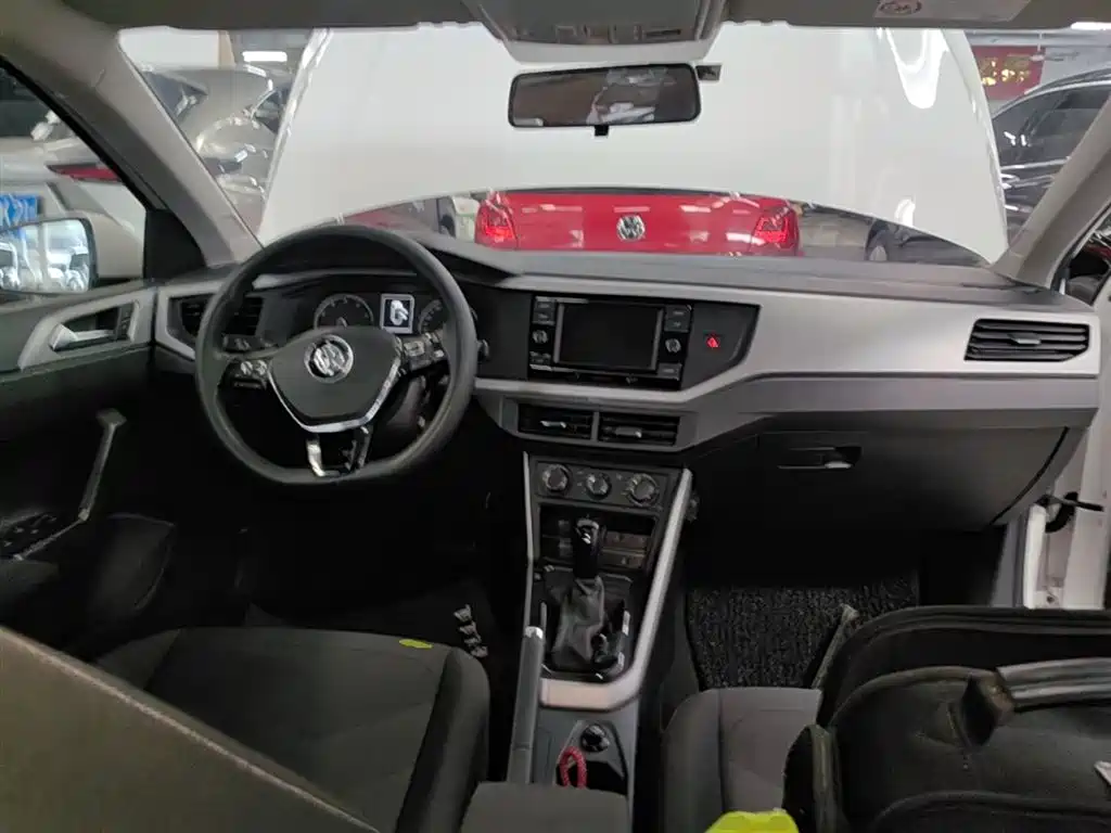 VOLKSWAGEN POLO