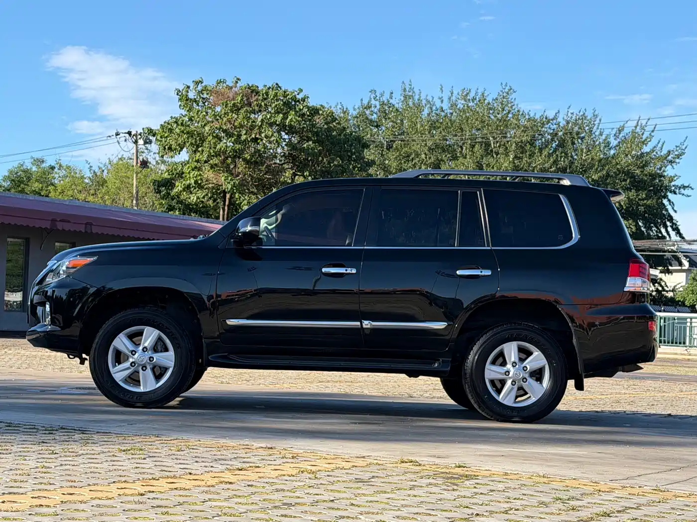 Фото 2 - Lexus LX