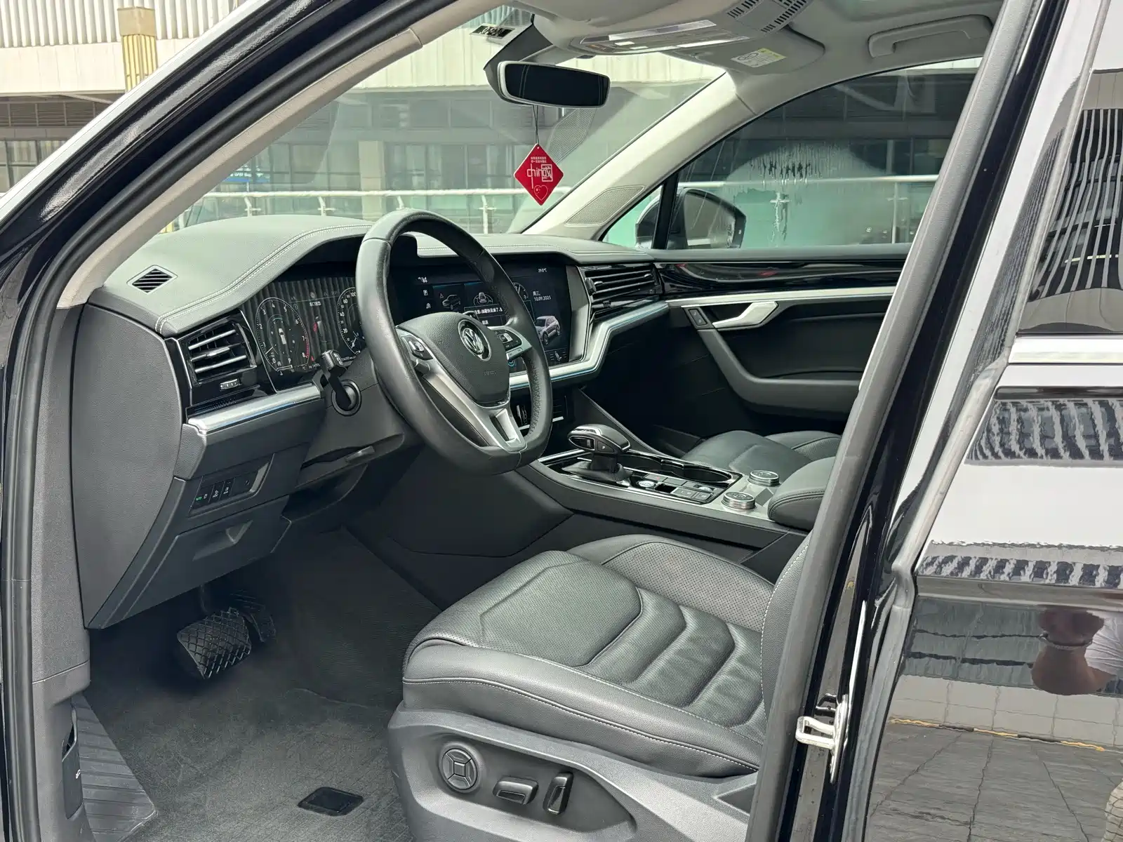 Фото 2 - Volkswagen Touareg