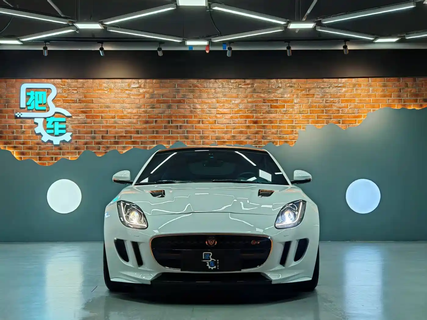 Фото 2 - Jaguar F-TYPE
