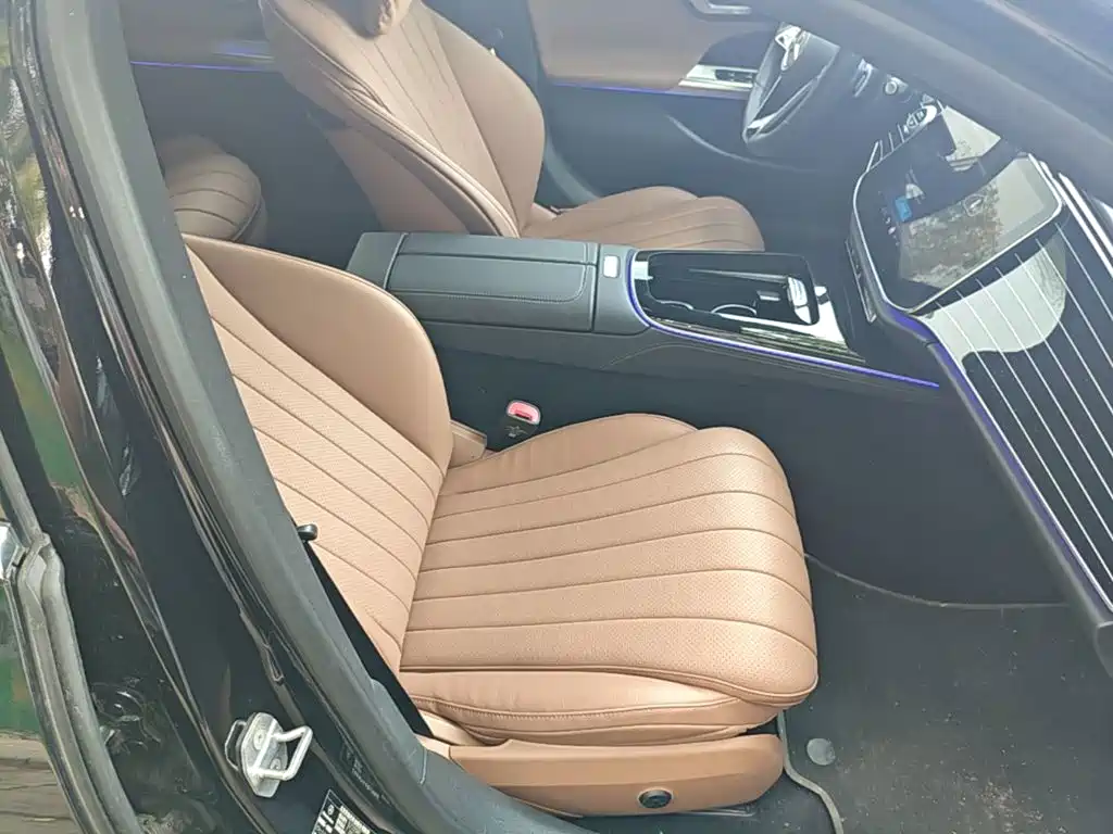 Photo 25 - Mercedes-Benz E-Class