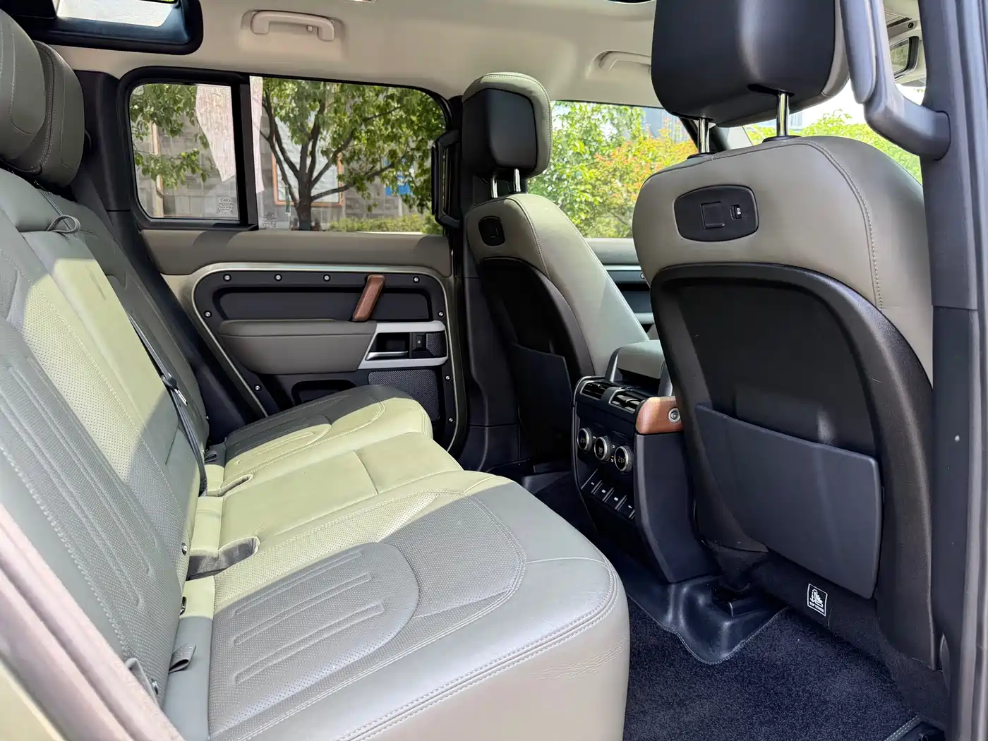 Land Rover Defender 2020 Model 110 P400 HSE фото 12