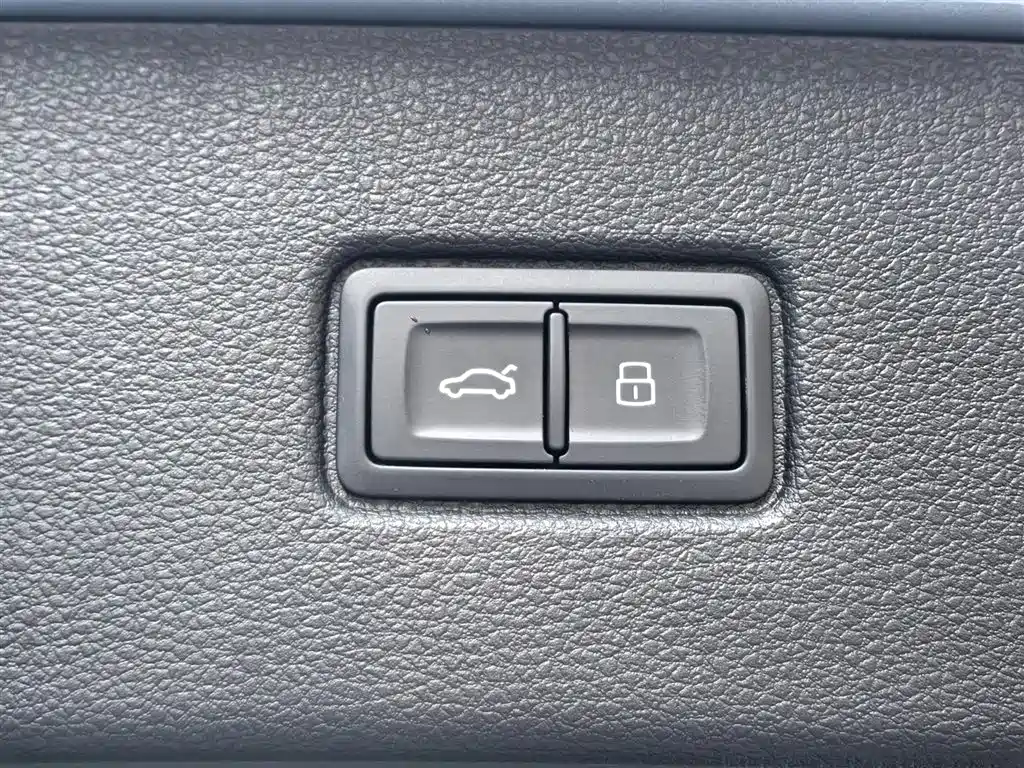 Audi SQ7 2024 4.0 TFSI фото 23