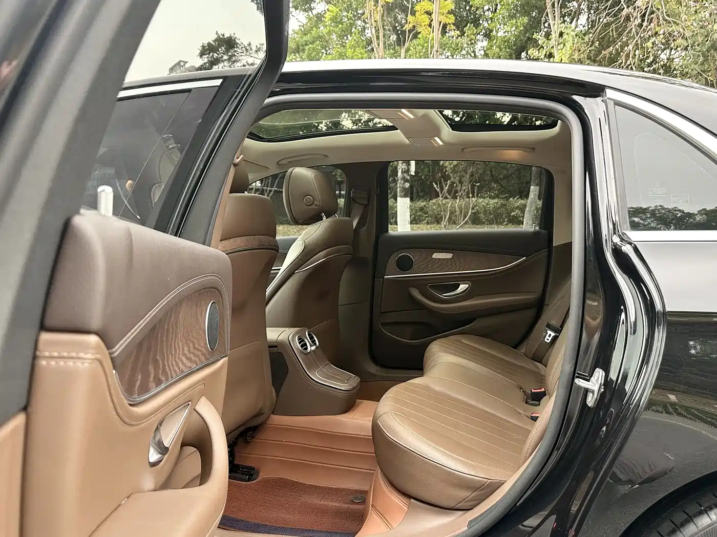 Mercedes-Benz E-Class 2022 E 300 L Fashion фото 10