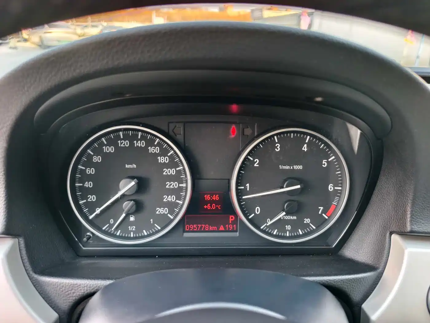 BMW 3 Series 2011 318i Leading фото 5