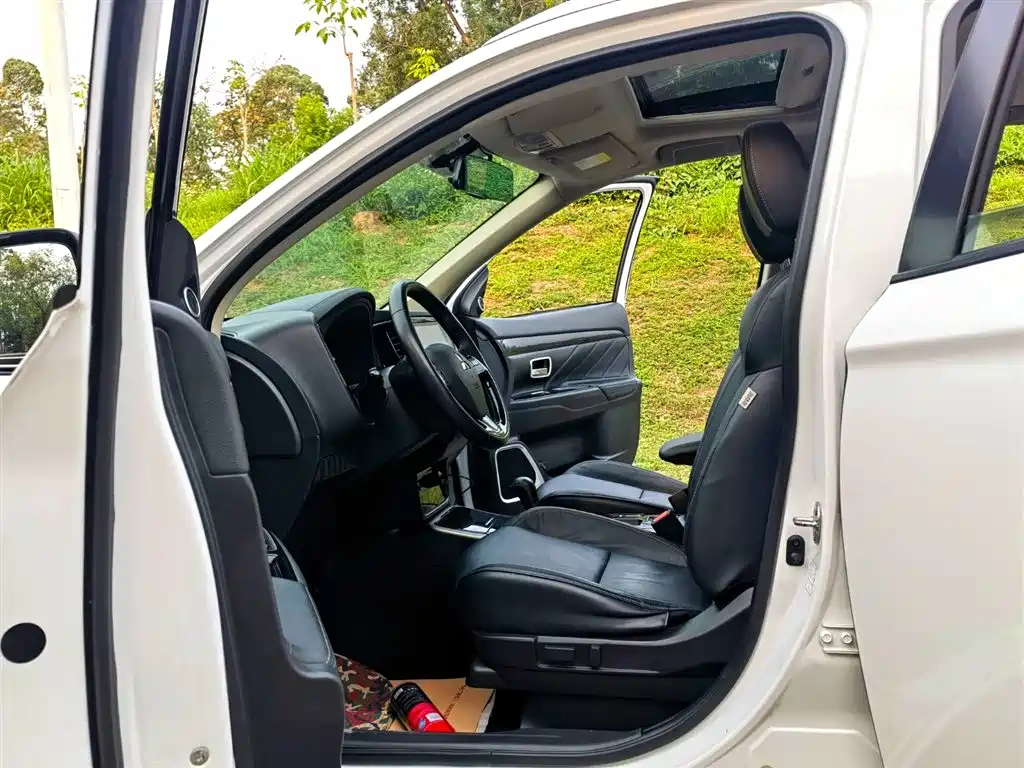 MITSUBISHI OUTLANDER
