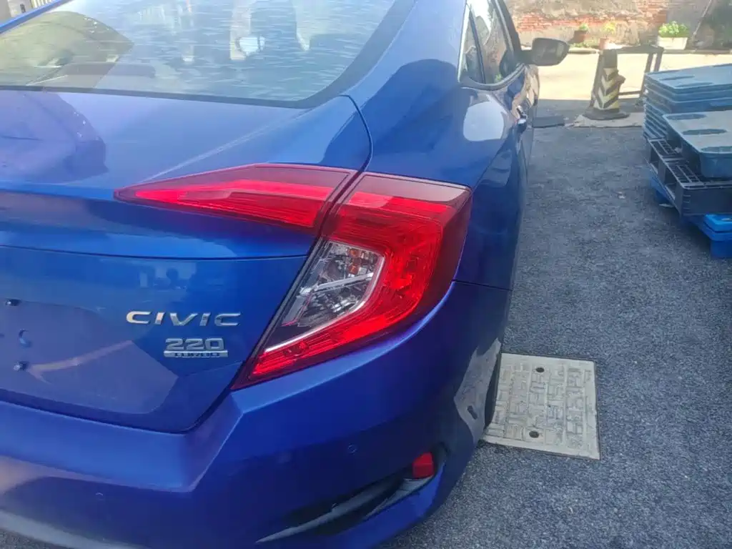 Фото 8 - Honda Civic