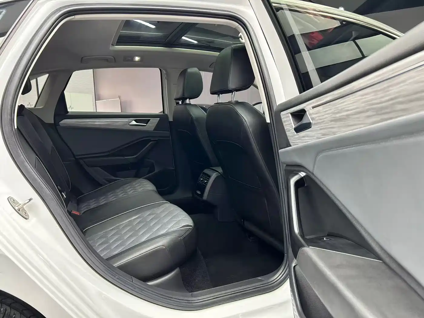 Volkswagen Sagitar 2022 280TSI DSG Surpassing Edition фото 20