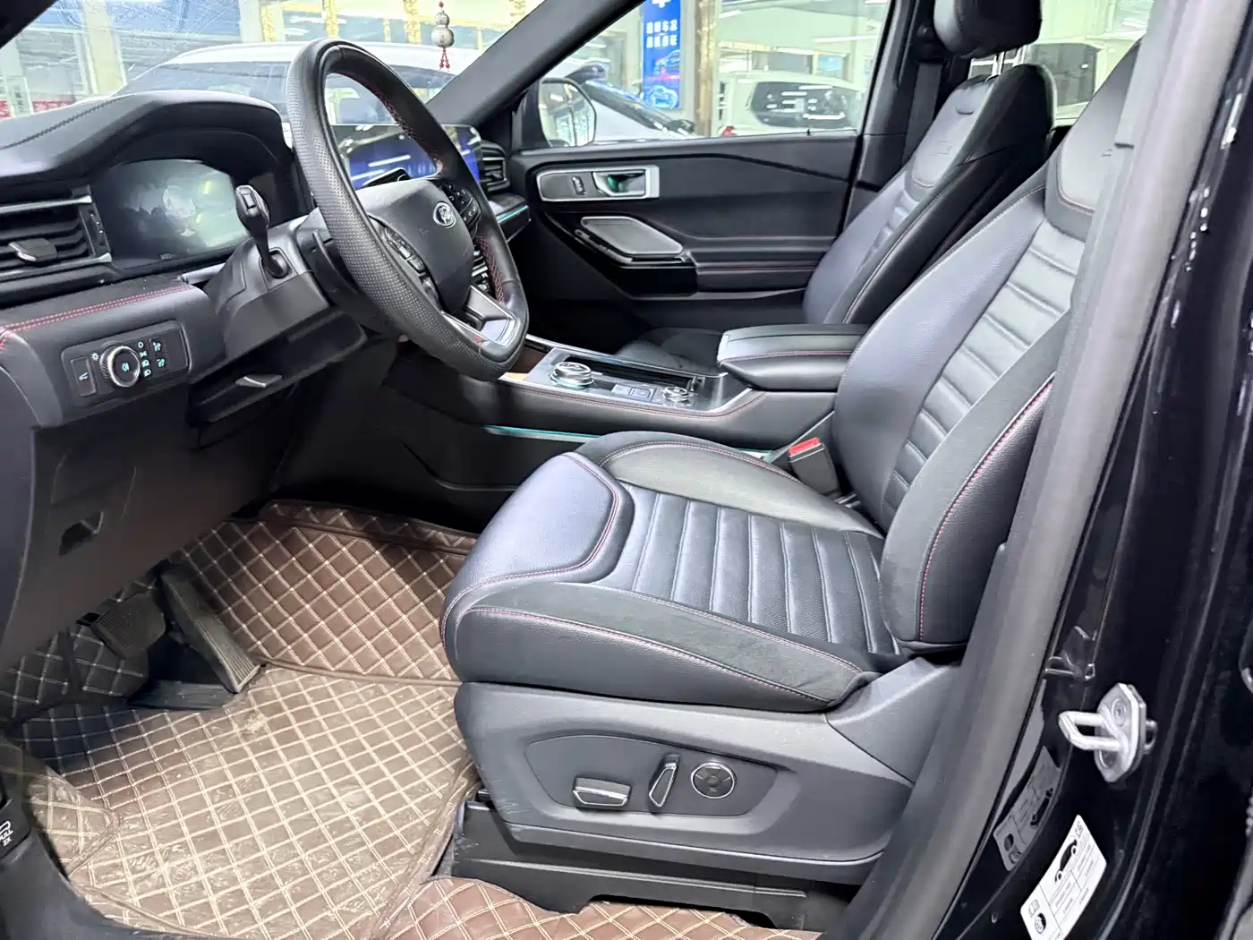 Photo 8 - Ford Explorer