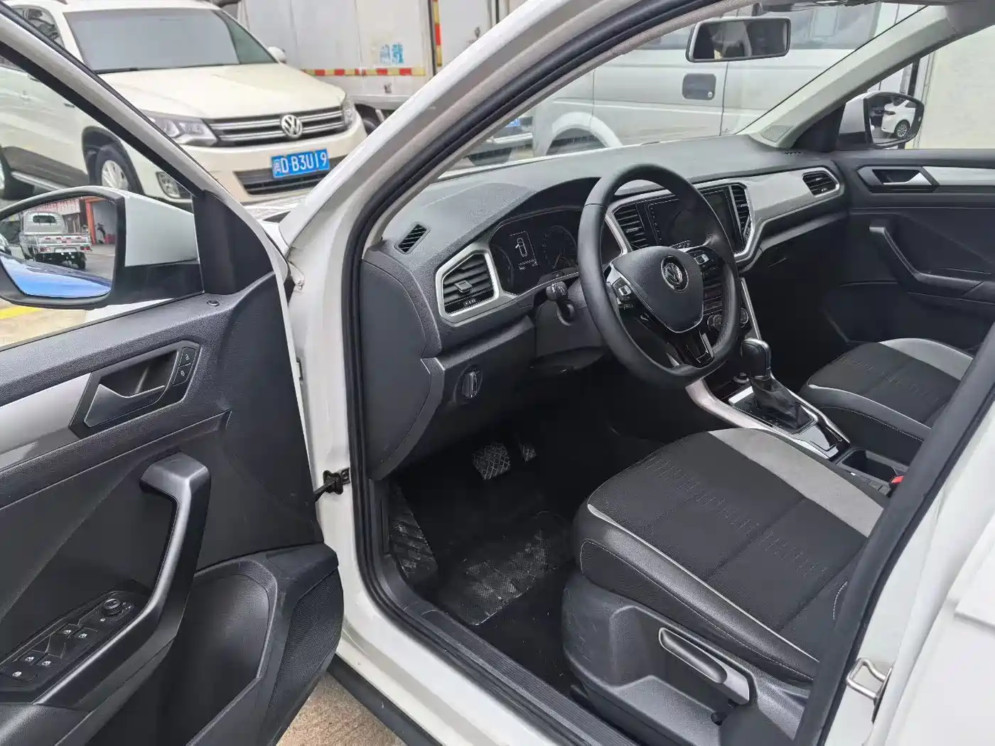 VOLKSWAGEN T-ROC EXPLORING SONGS
