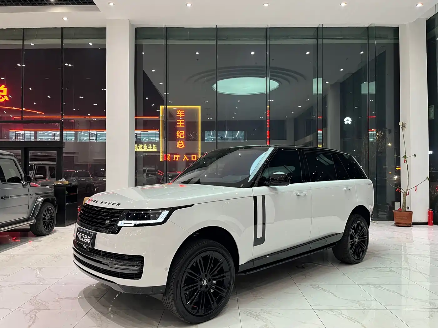 Land Rover Range Rover 2025 3.0 L6 400PS Flourishing Era Extended Wheelbase фото 3