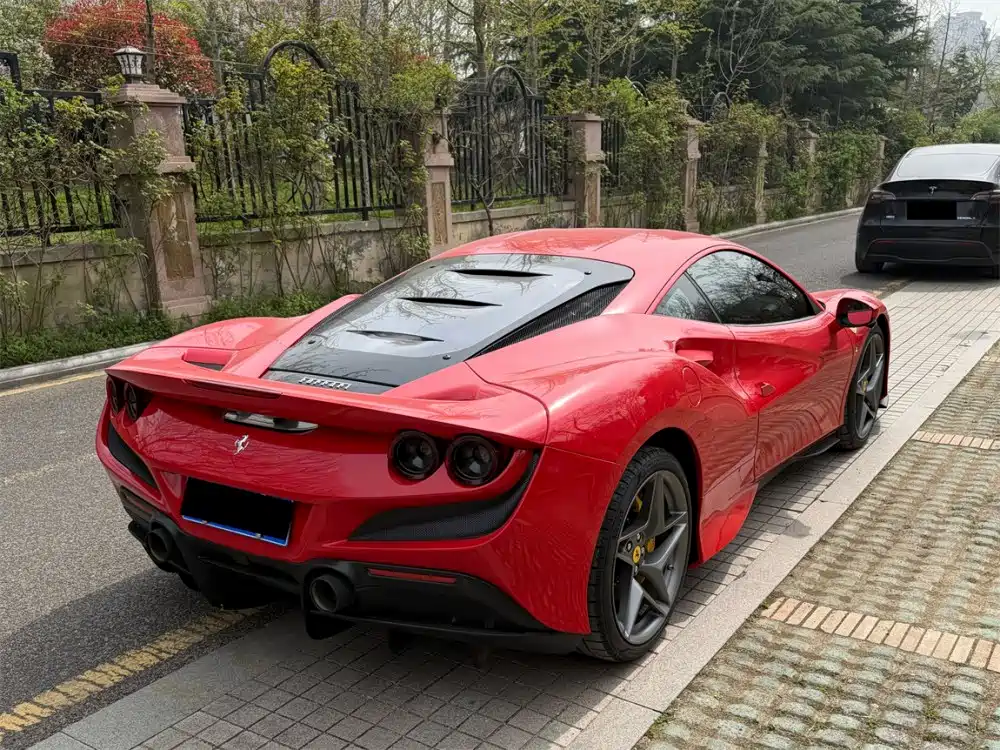 FERRARI F8