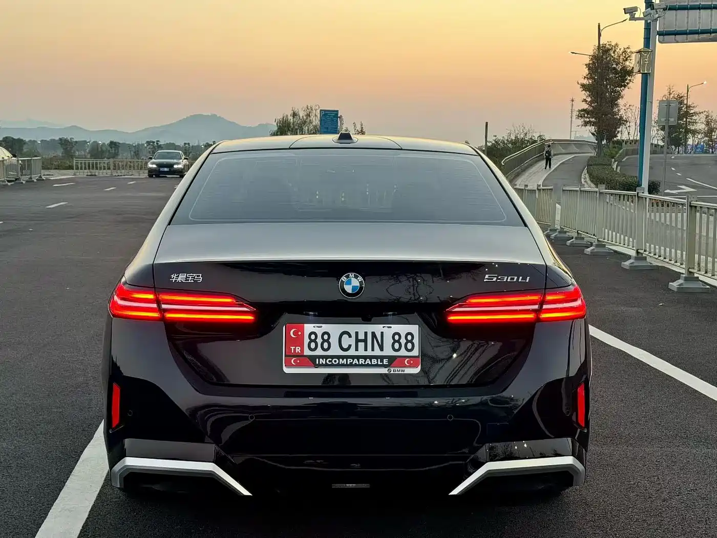 BMW 5 Series 2025 530Li Leading M Sport Package фото 8