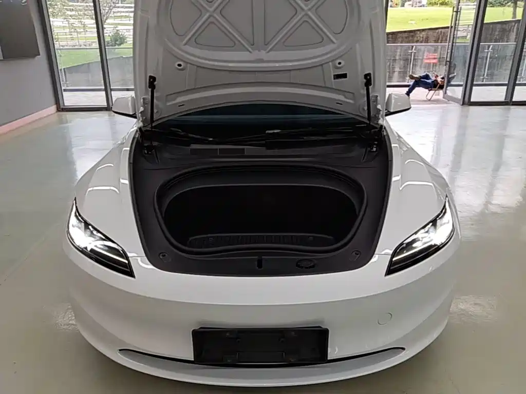 Фото 20 - Tesla Model 3