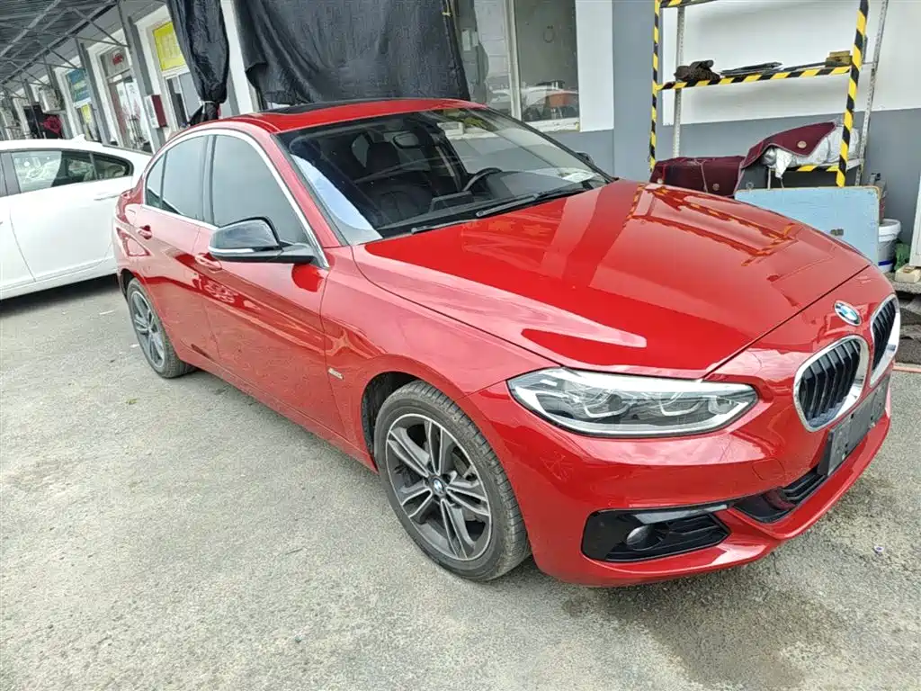 BMW 1 Series 2018 118i Sport Edition фото 4