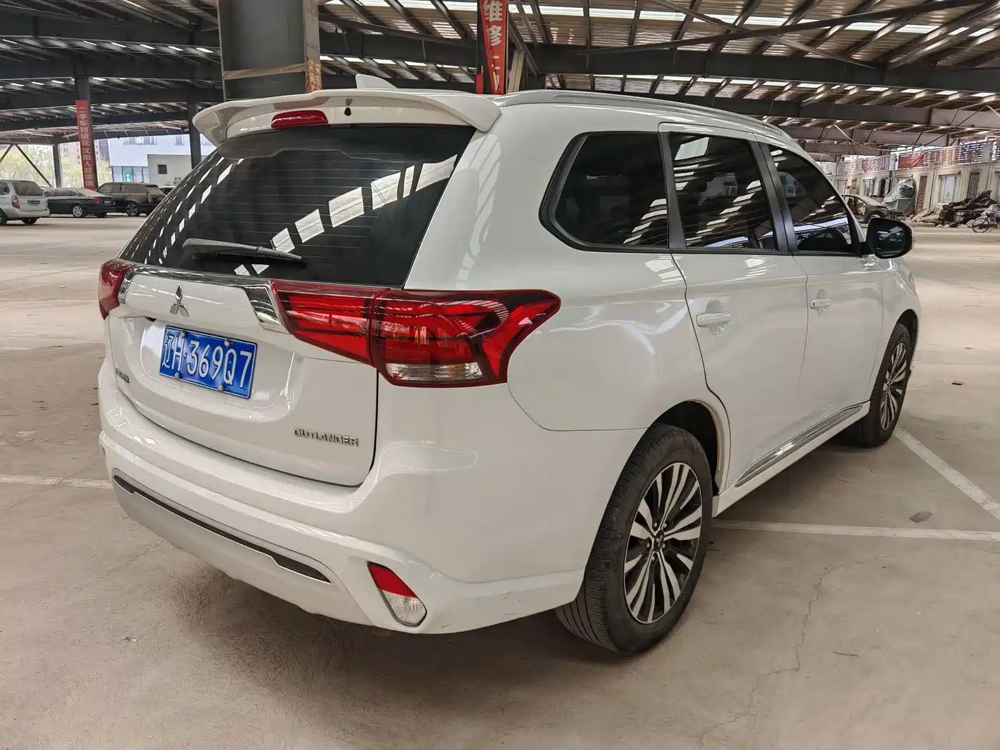 MITSUBISHI OUTLANDER