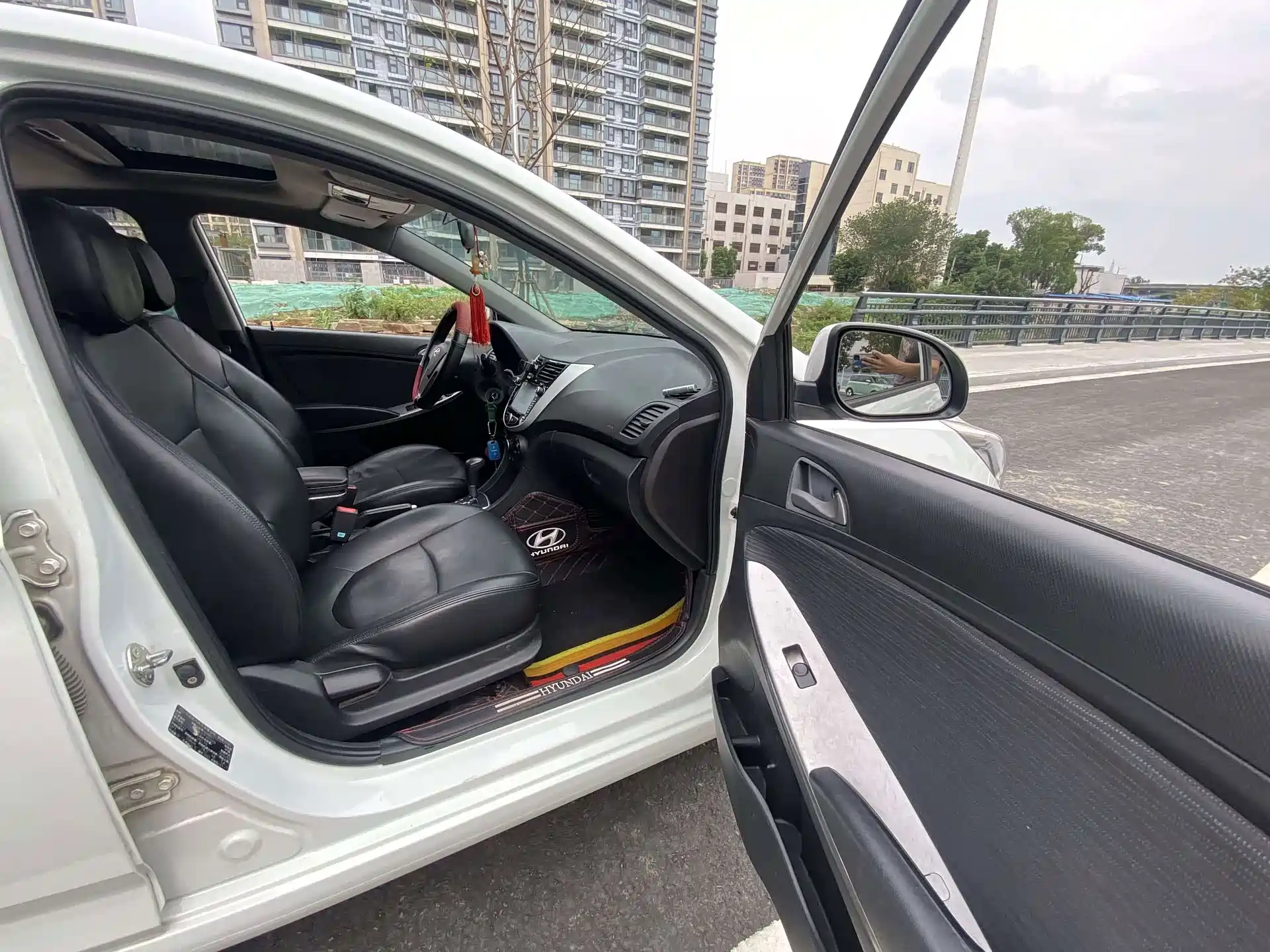 Photo 10 - Hyundai Reina