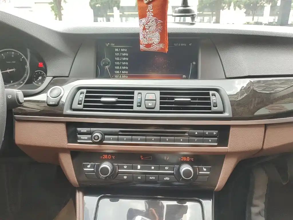 BMW 5 Series 2014 525Li Leading фото 13