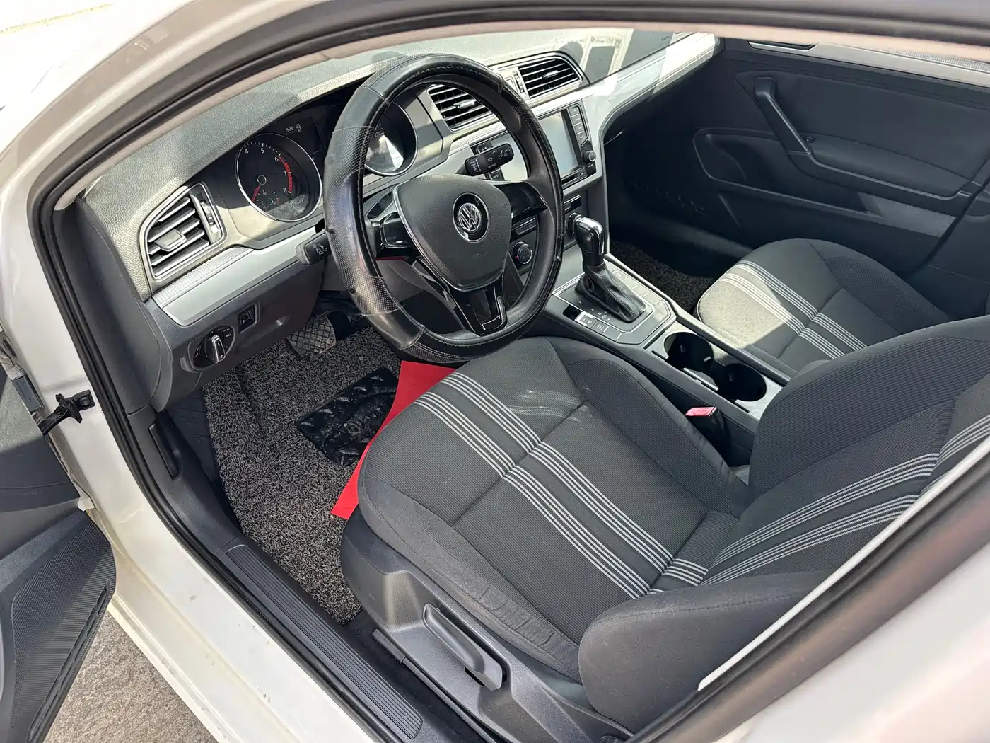 Volkswagen Lamando 2015 230TSI DSG Style фото 10