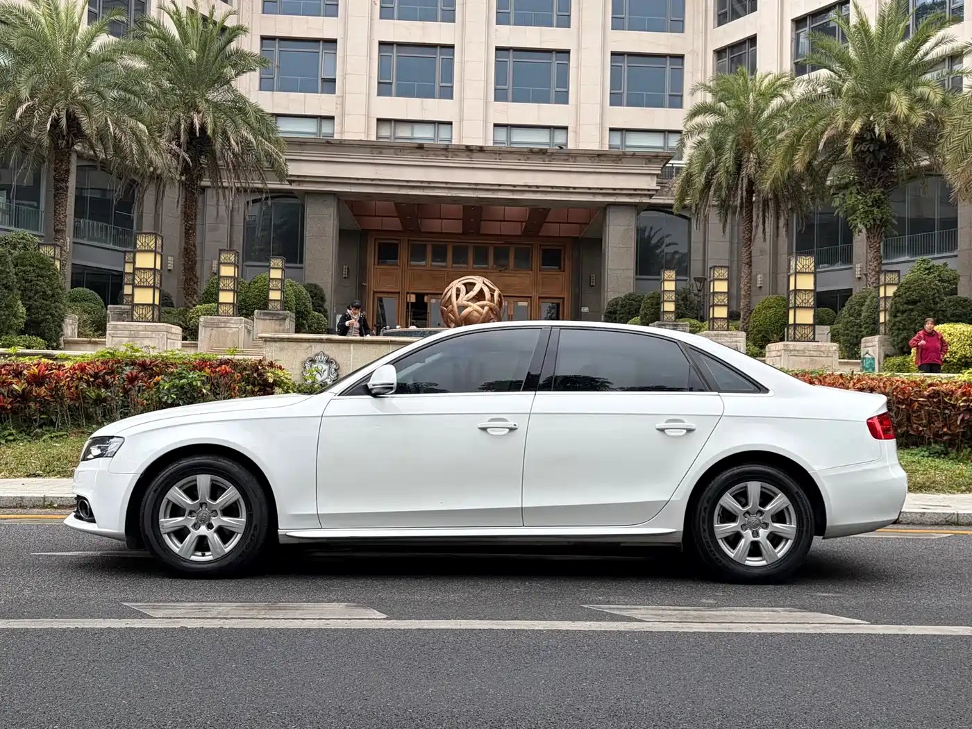 Audi A4L 2010 2.0 TFSI Standard фото 5
