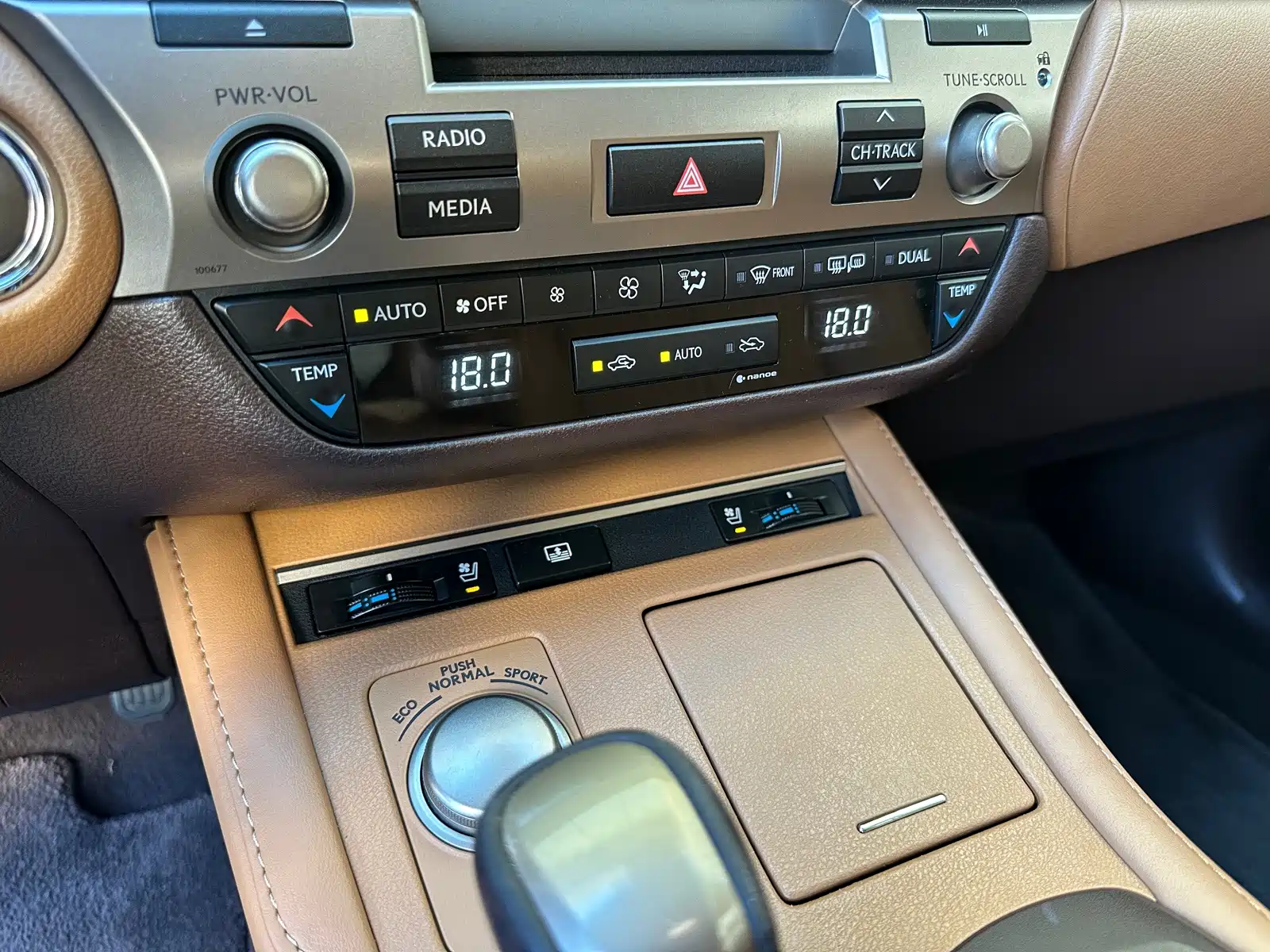Фото 12 - Lexus ES