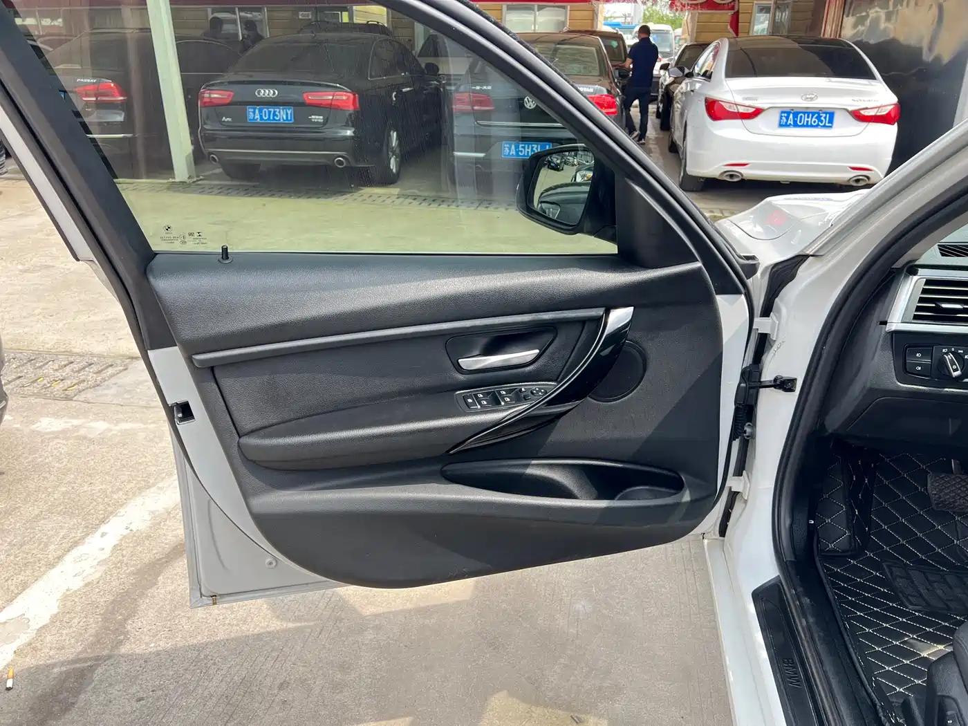 BMW 3 Series 2018 320i M Sport Black Night Edition фото 4