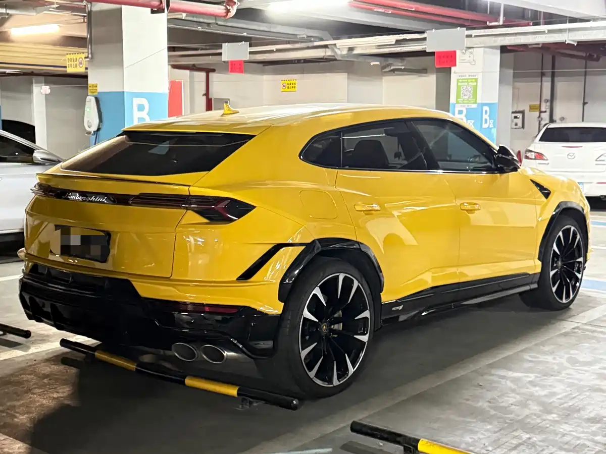 Фото 2 - Lamborghini Urus