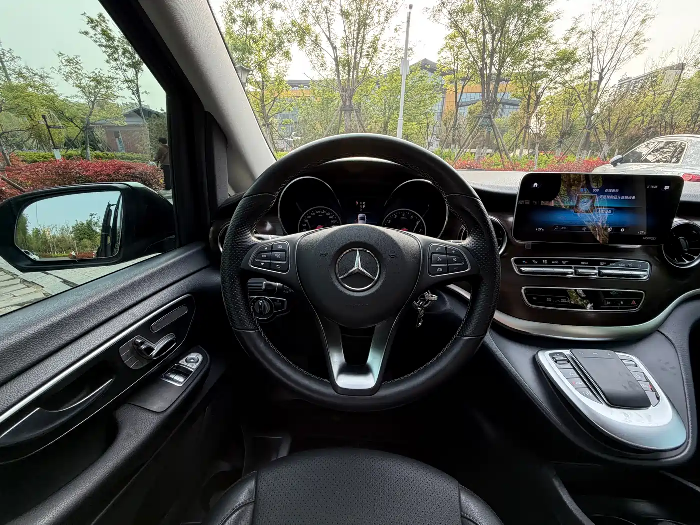 Mercedes-Benz V-Class 2021 V 260 L Long Wheelbase Premium Edition фото 17