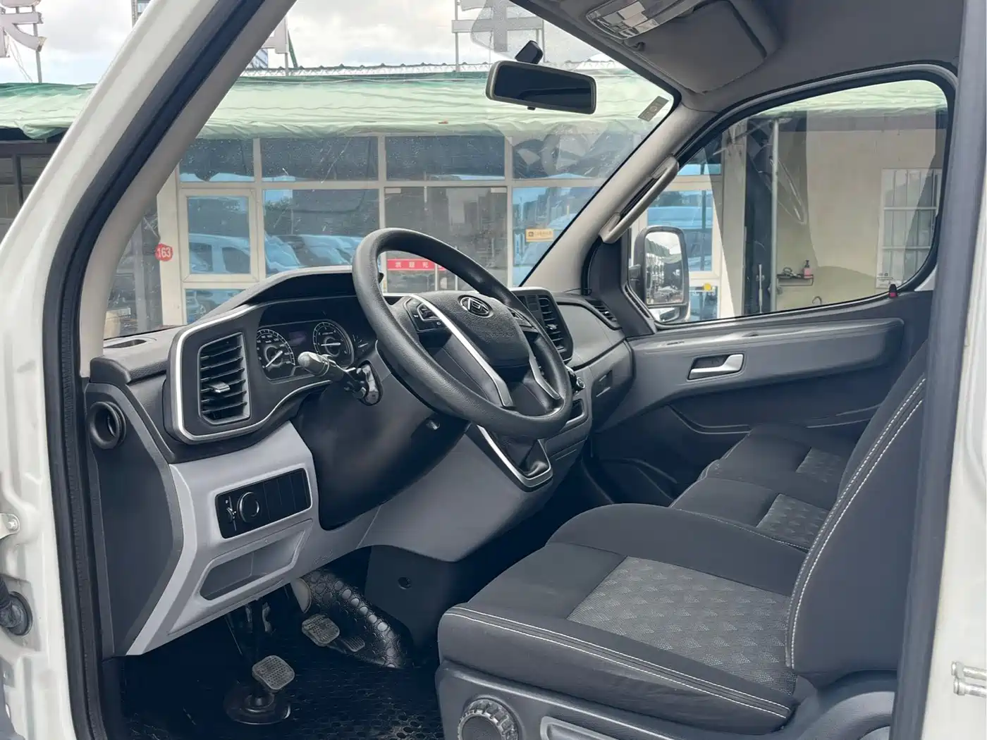 SAIC Maxus Xintu V80 2023 2.0T PLUS Manual All-round King Long Wheelbase Medium Roof 6/7/8/9-seater фото 8