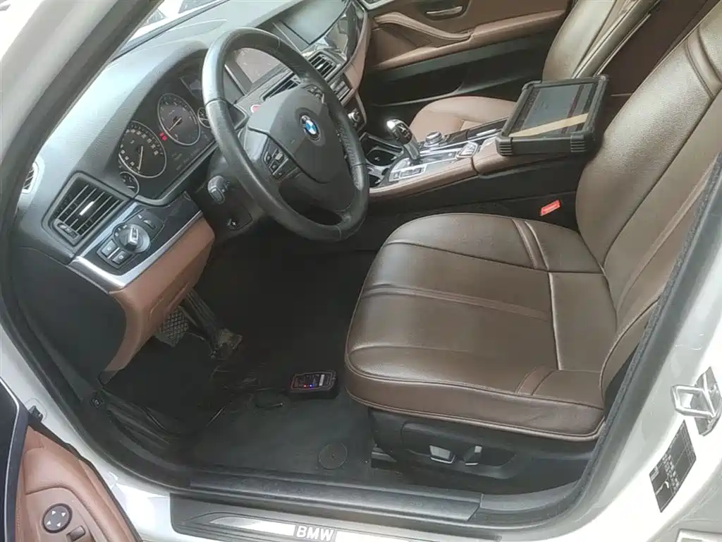 BMW 5 Series (Import) 2015 520i Elegance фото 15
