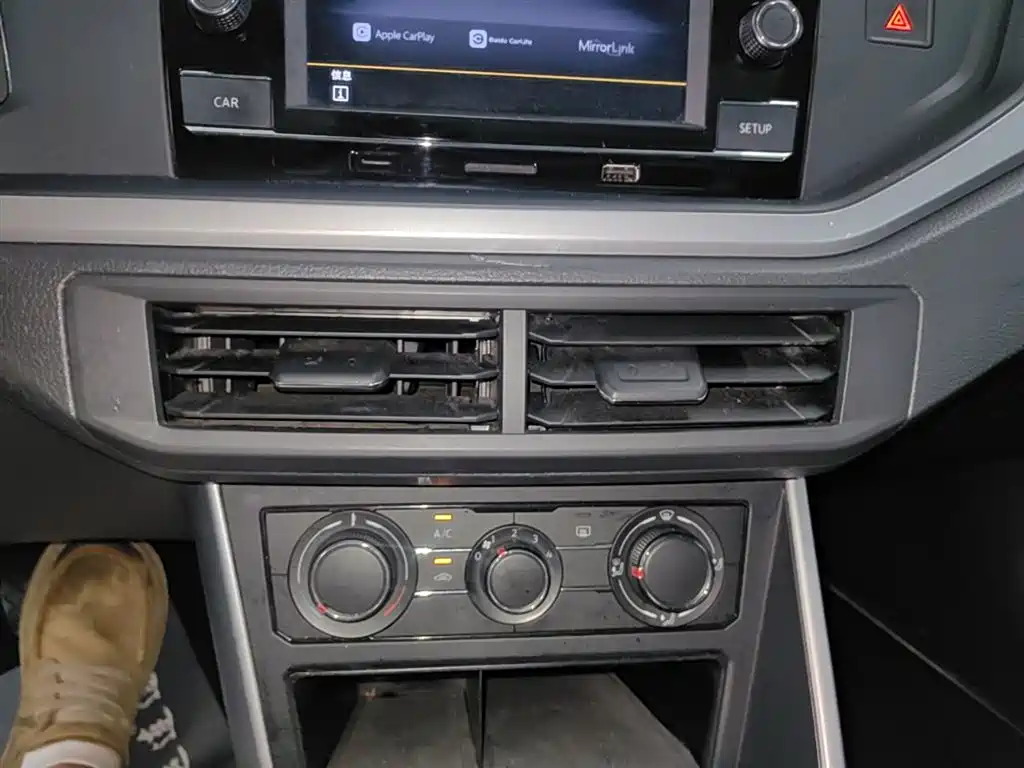 VOLKSWAGEN POLO