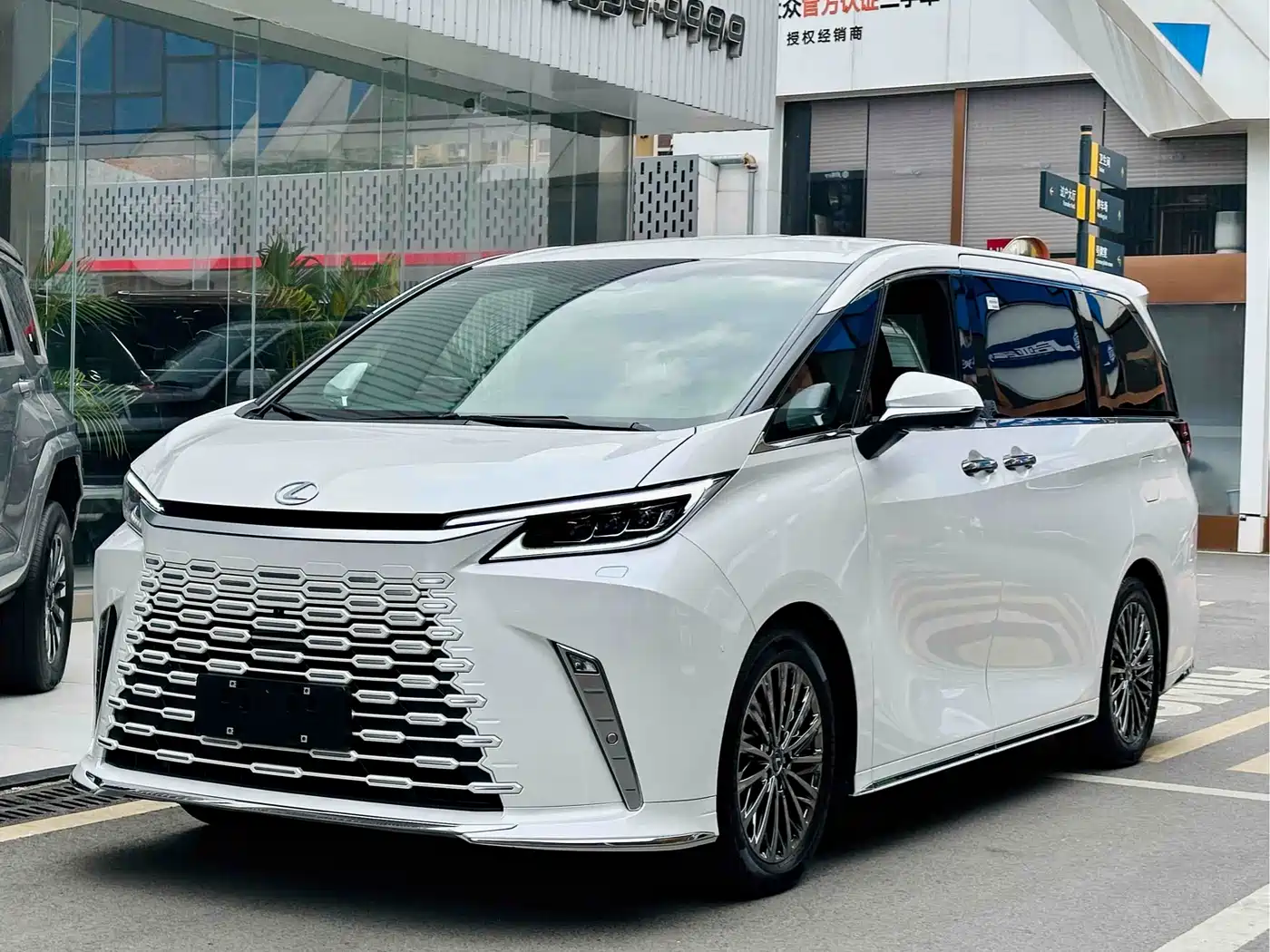 Lexus LM 2023 350h 7-Seater Elegance Edition фото 2