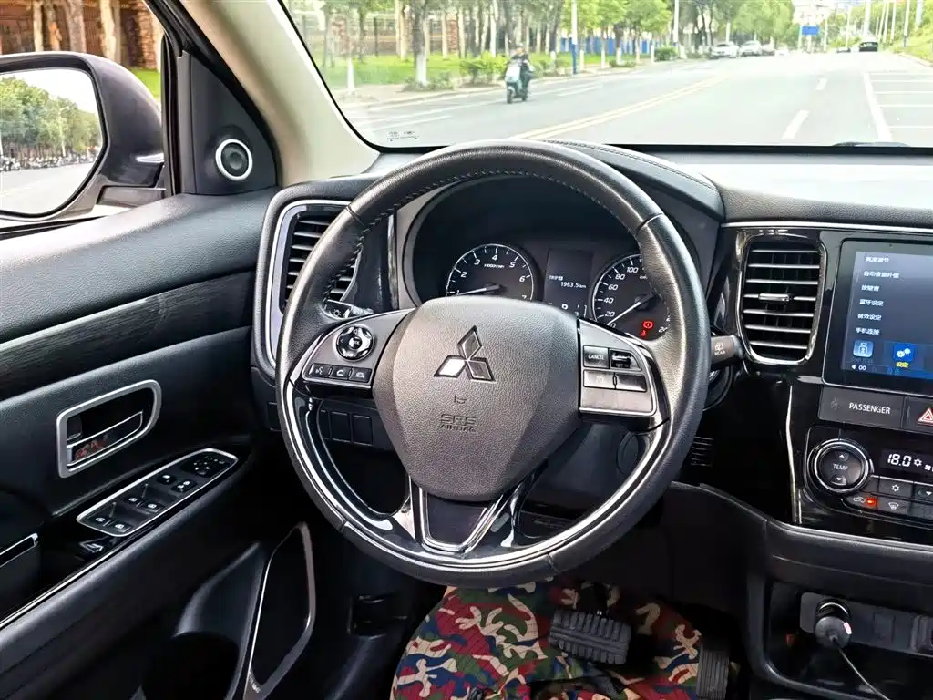 MITSUBISHI OUTLANDER