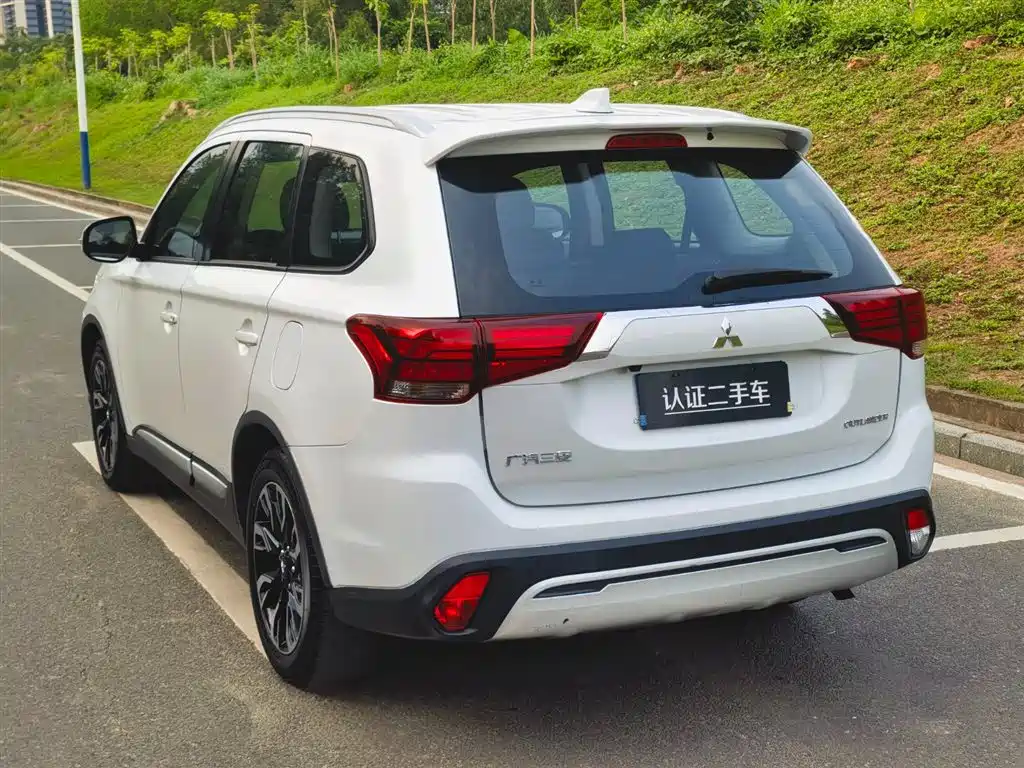 MITSUBISHI OUTLANDER
