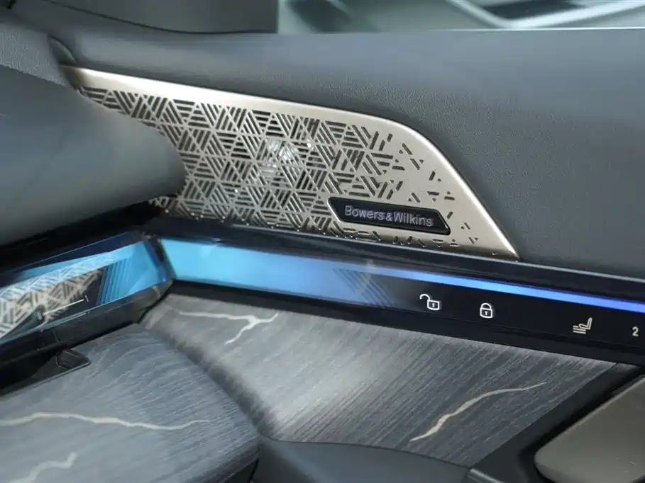 BMW 5 Series 2025 530Li Premium M Sport Package фото 11