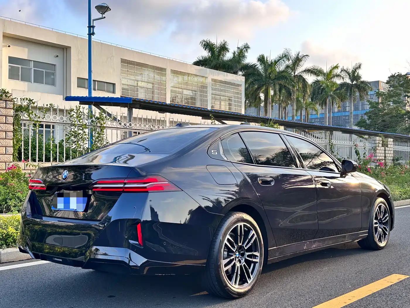 BMW 5 Series 2025 530Li Leading M Sport Package фото 8