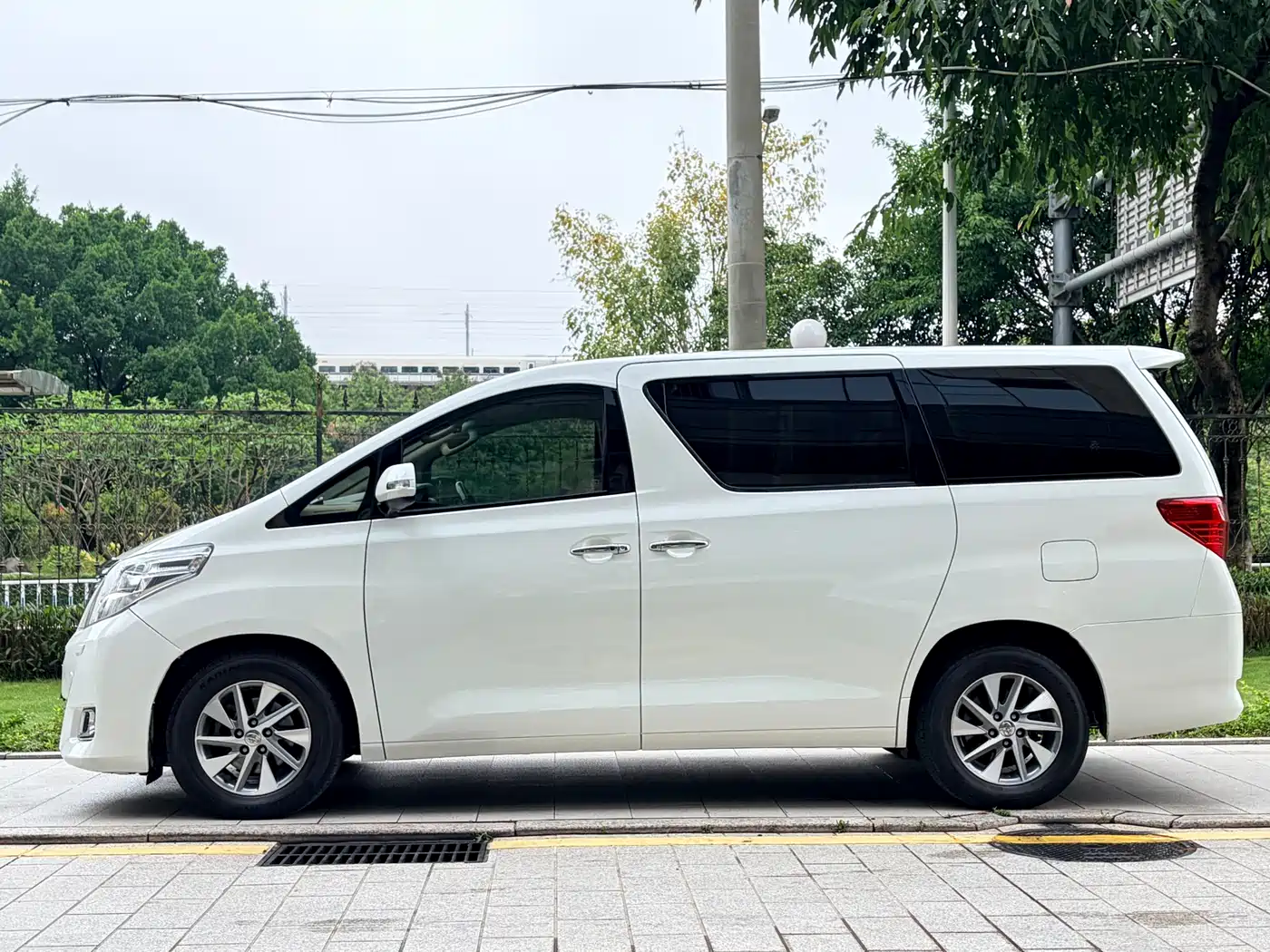 Toyota Alphard фото 4