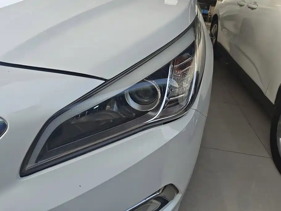 Photo 5 - Hyundai Sonata