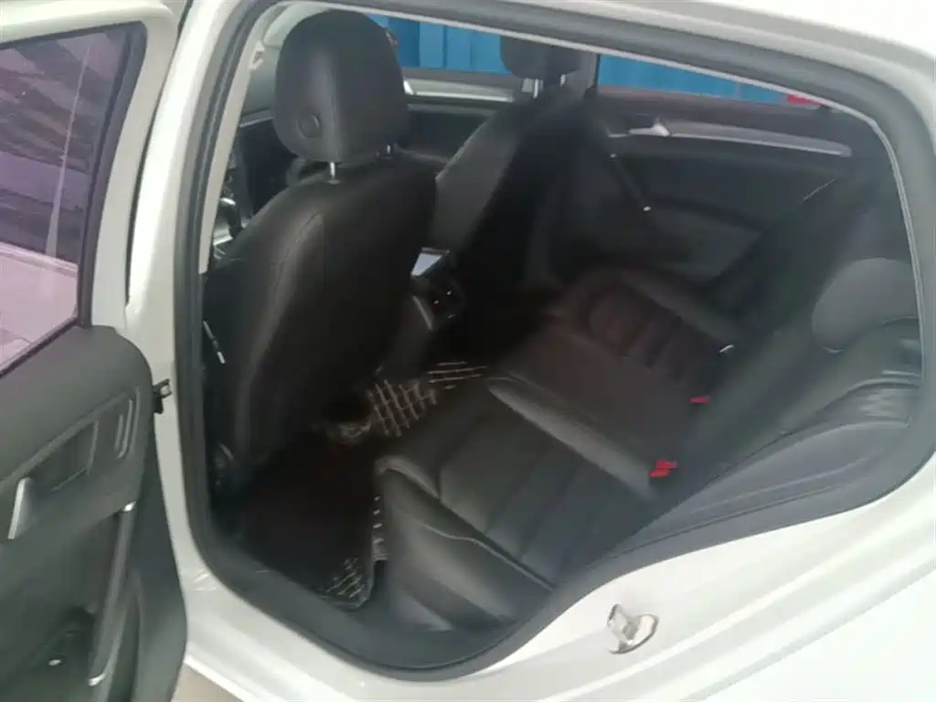 Volkswagen Golf 2016 230TSI Automatic Luxury фото 17